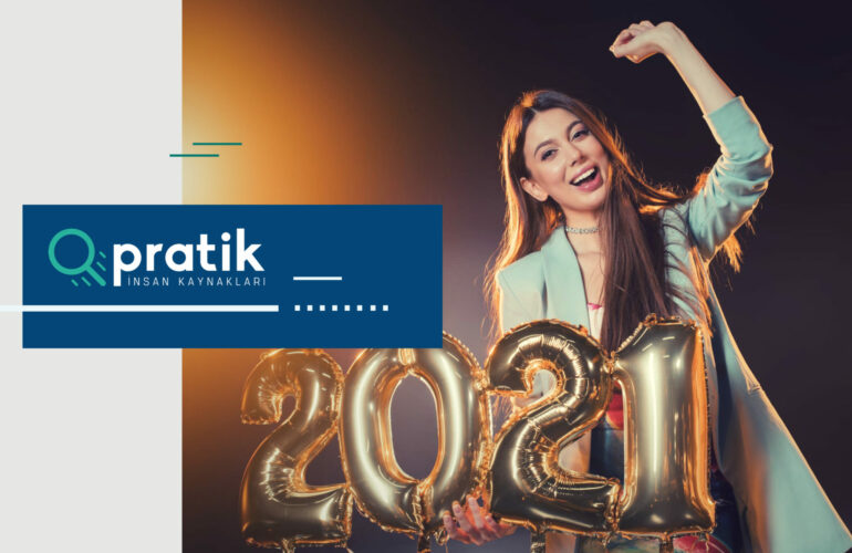2021 balonlarını elinde tutan yeşil ceketli kumral kadın