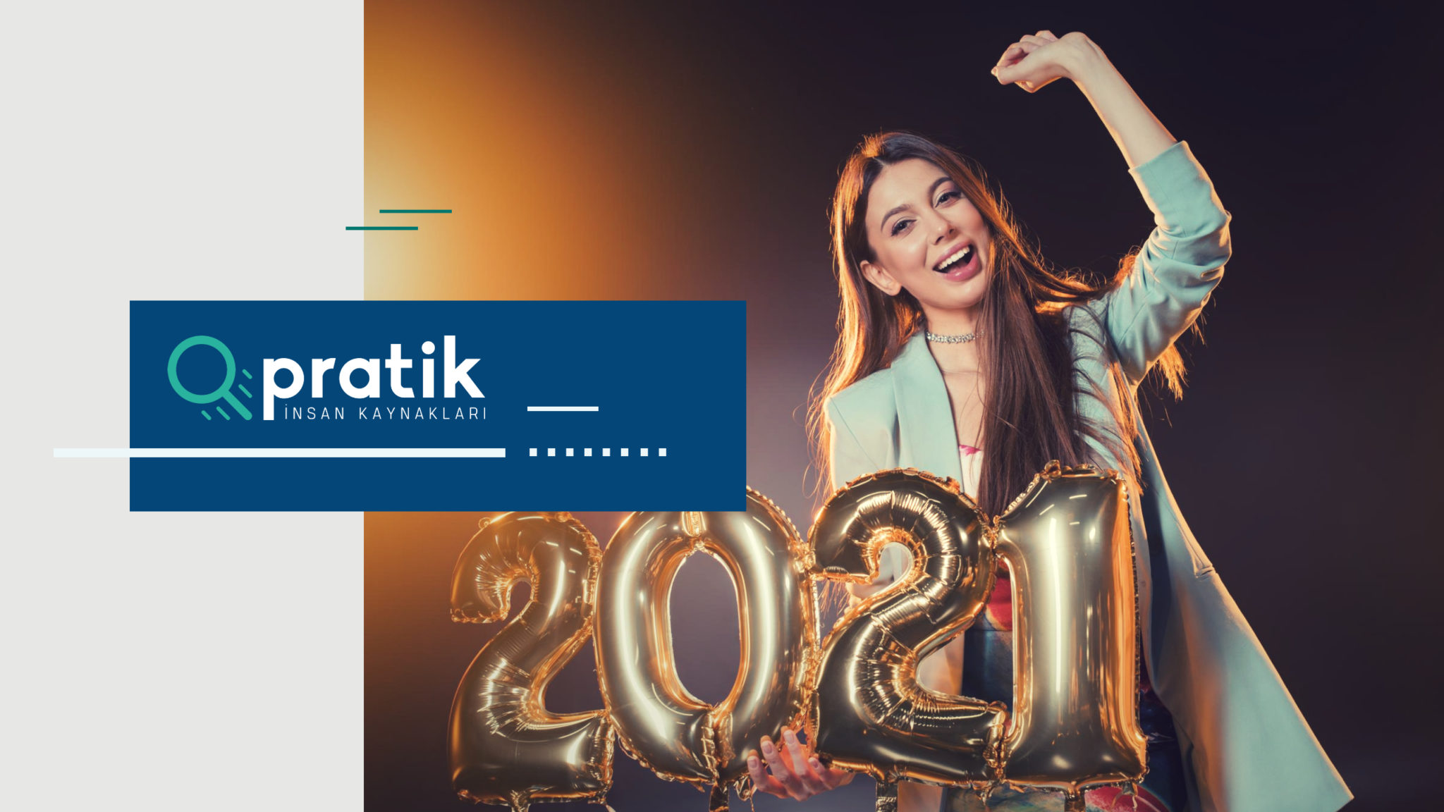 2021 balonlarını elinde tutan yeşil ceketli kumral kadın