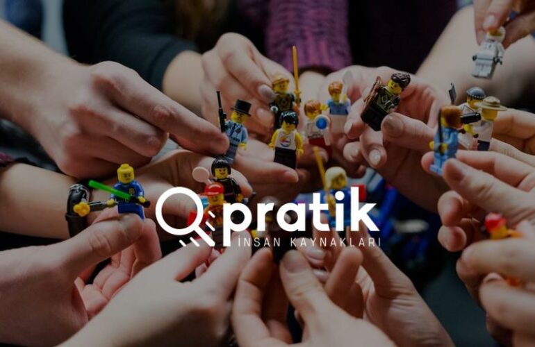 işyerinde lego oynayan personeller