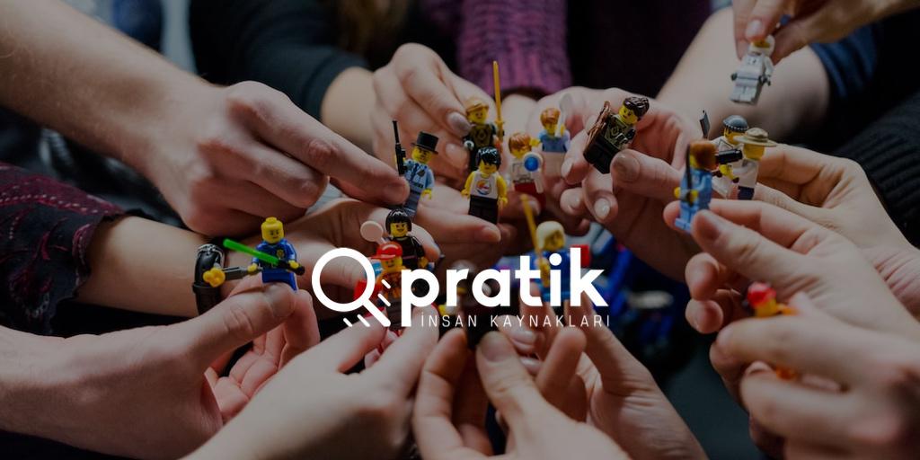 işyerinde lego oynayan personeller