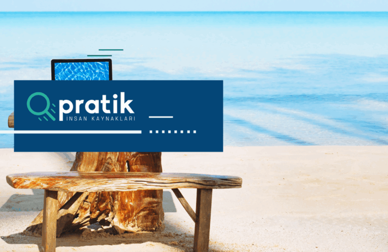 Deniz manzarasına karşı masa ve bilgisayar