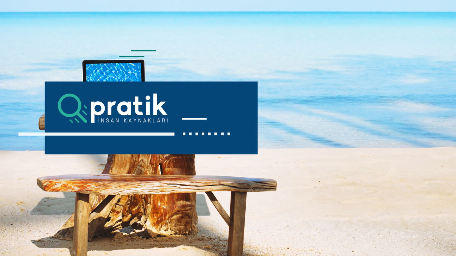 Deniz manzarasına karşı masa ve bilgisayar