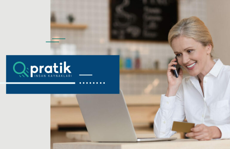 Çalışanına geri bildirim yapmak için mutlu biçimde telefon görüşmesi yapan kadın yönetici