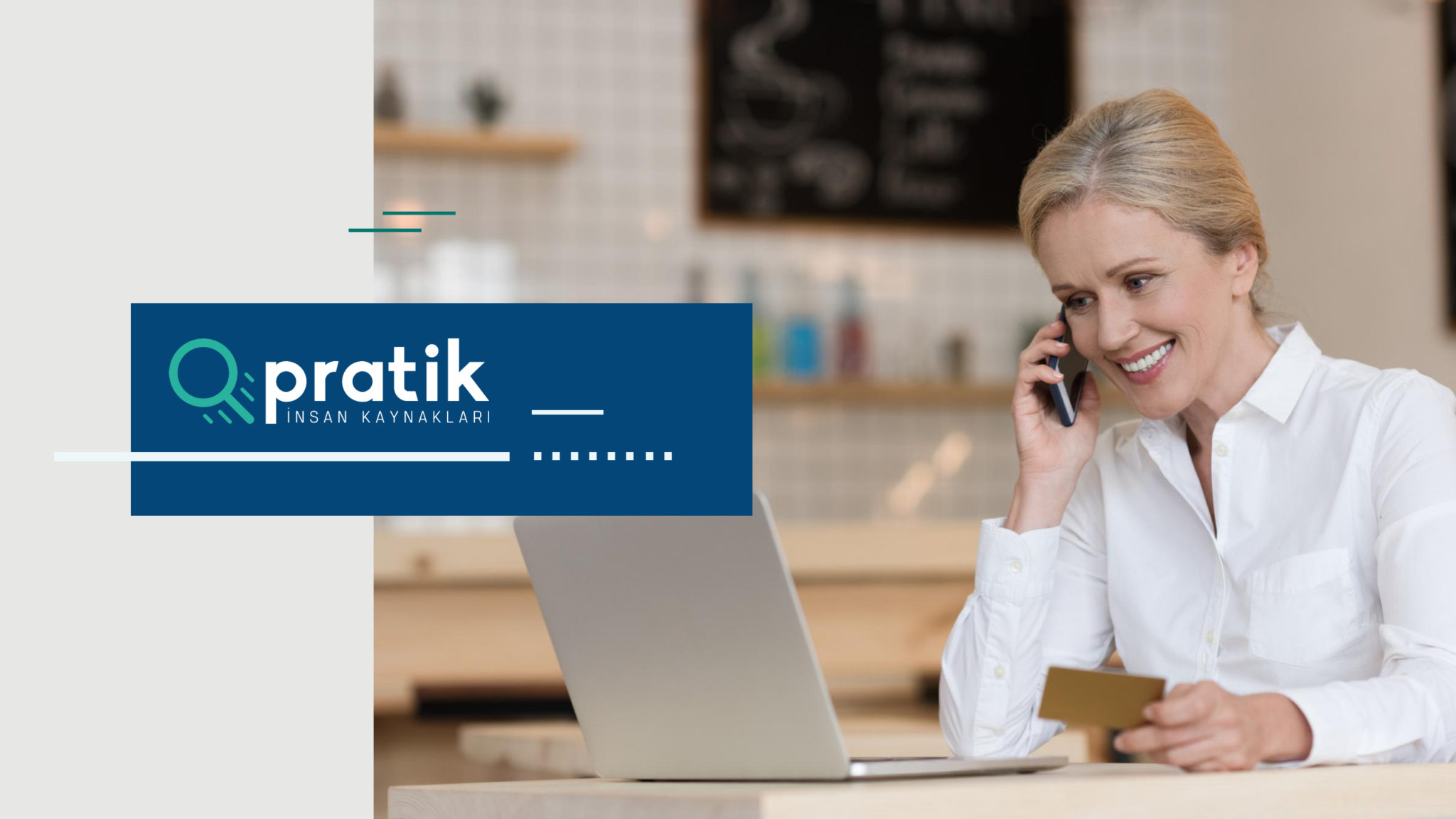 Çalışanına geri bildirim yapmak için mutlu biçimde telefon görüşmesi yapan kadın yönetici