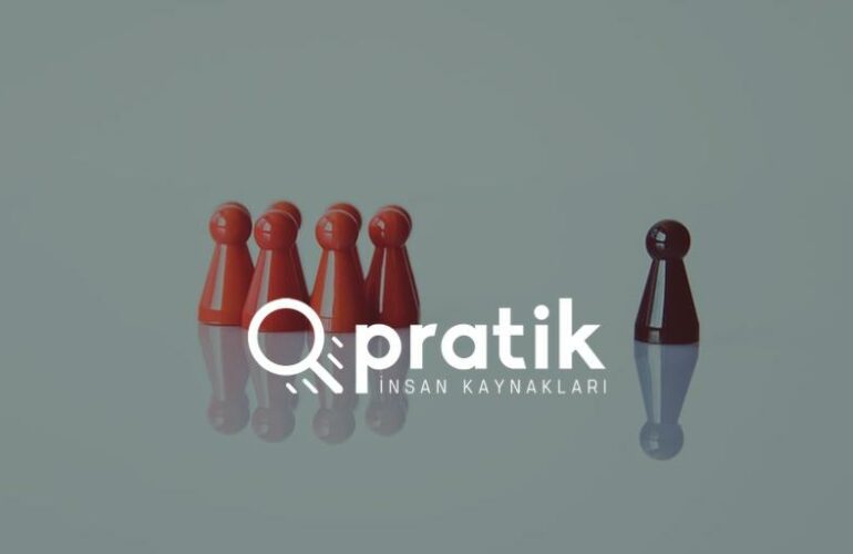 siyah piyonun önünde kırmızı piyonlar