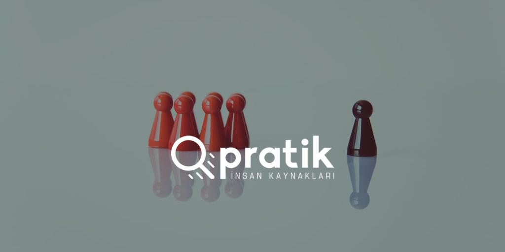 siyah piyonun önünde kırmızı piyonlar