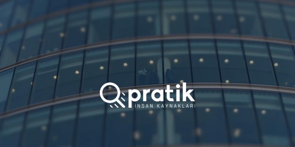 plazada dışarıya bakan adam