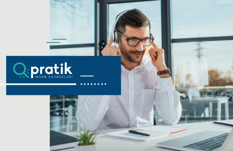 Kulaklıkla bilgisayarda eğlenceli bi şeylere bakan çalışan