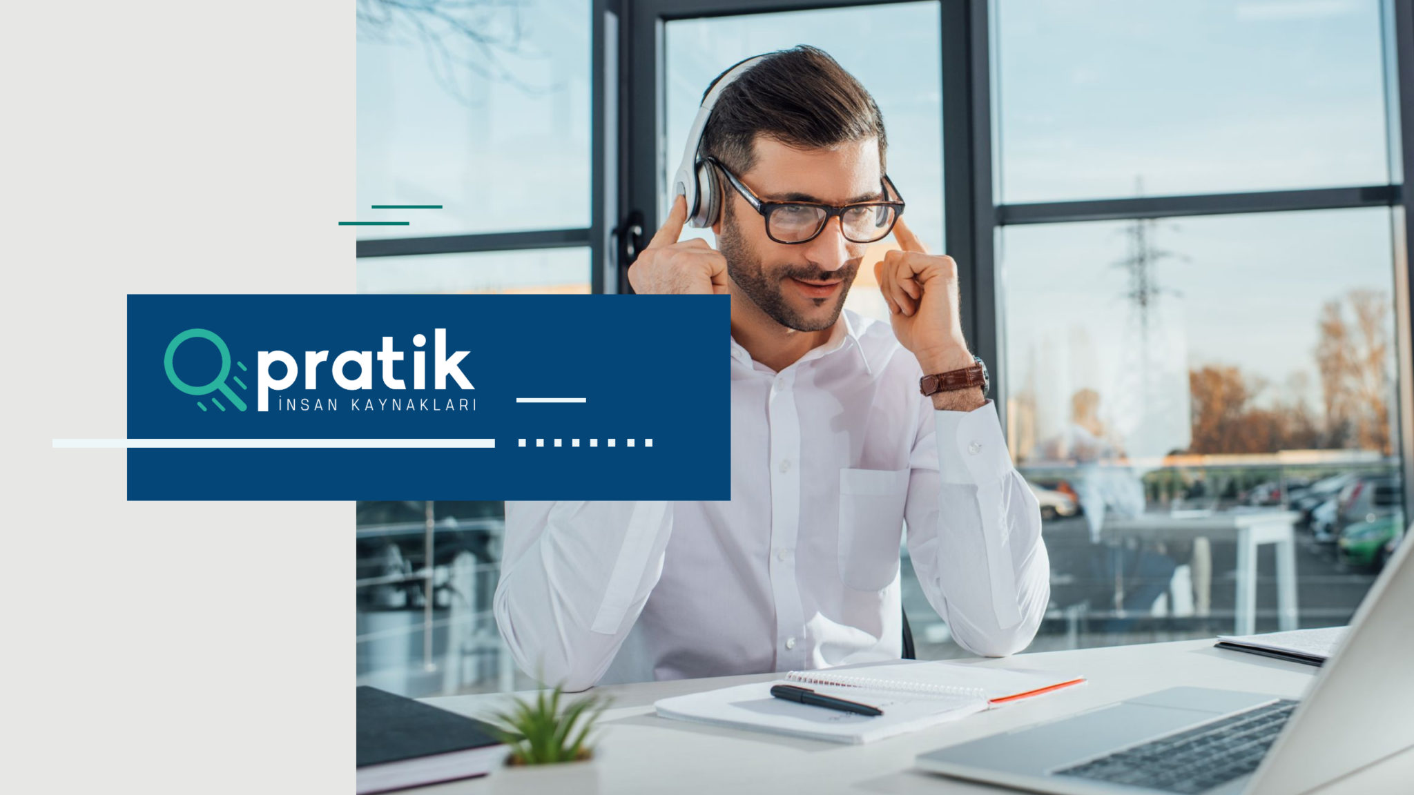 Kulaklıkla bilgisayarda eğlenceli bi şeylere bakan çalışan
