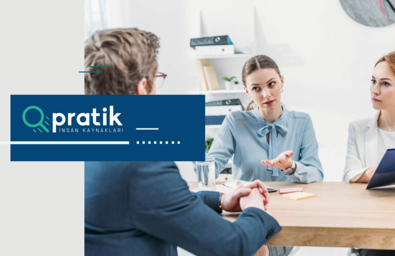 İki insan kaynakları görevlisiyle mülakata giren bir erkek