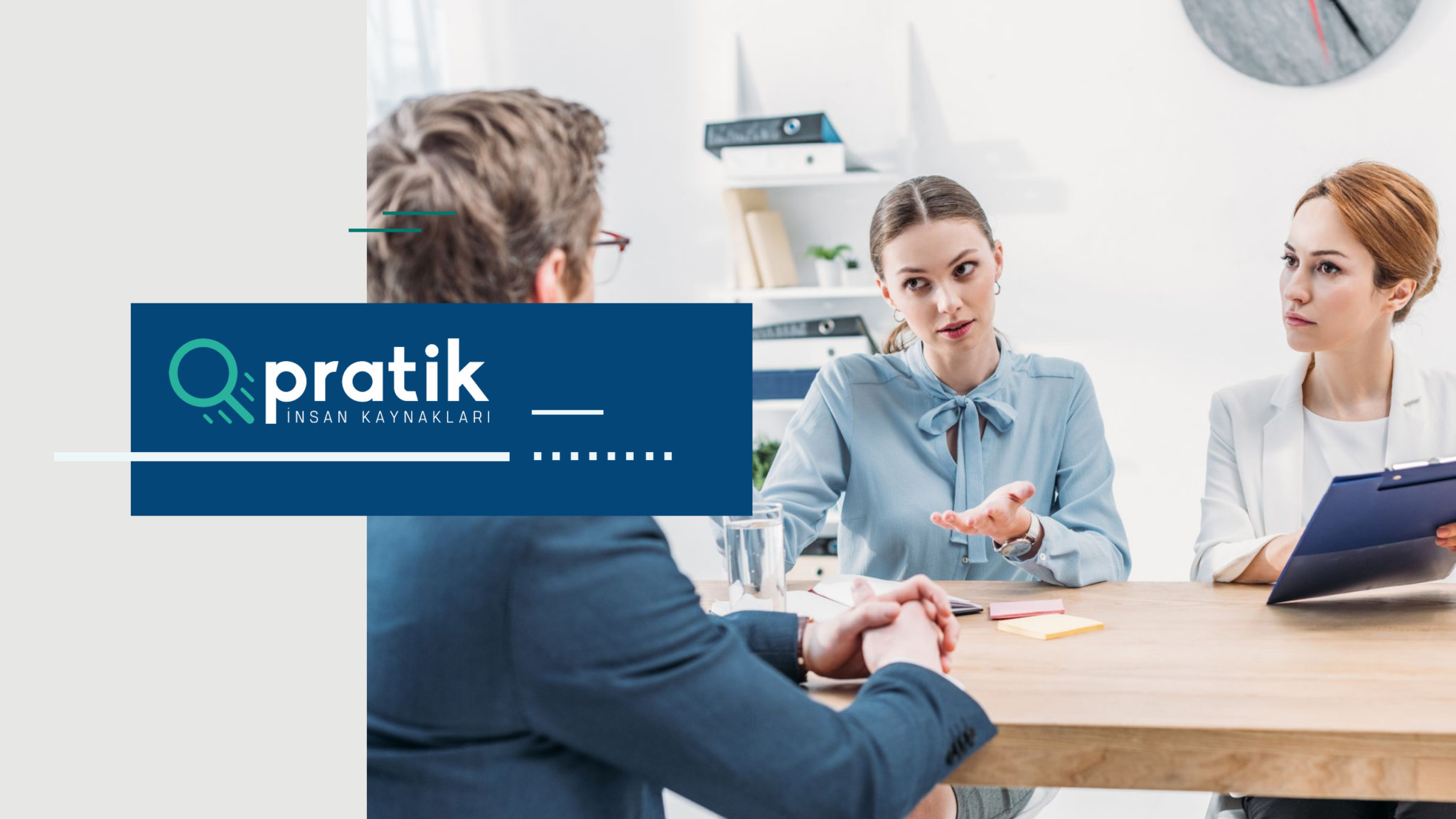 İki insan kaynakları görevlisiyle mülakata giren bir erkek