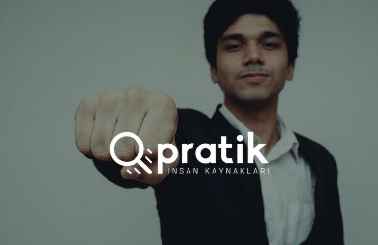 Elini yumruk yapan takım elbiseli adam