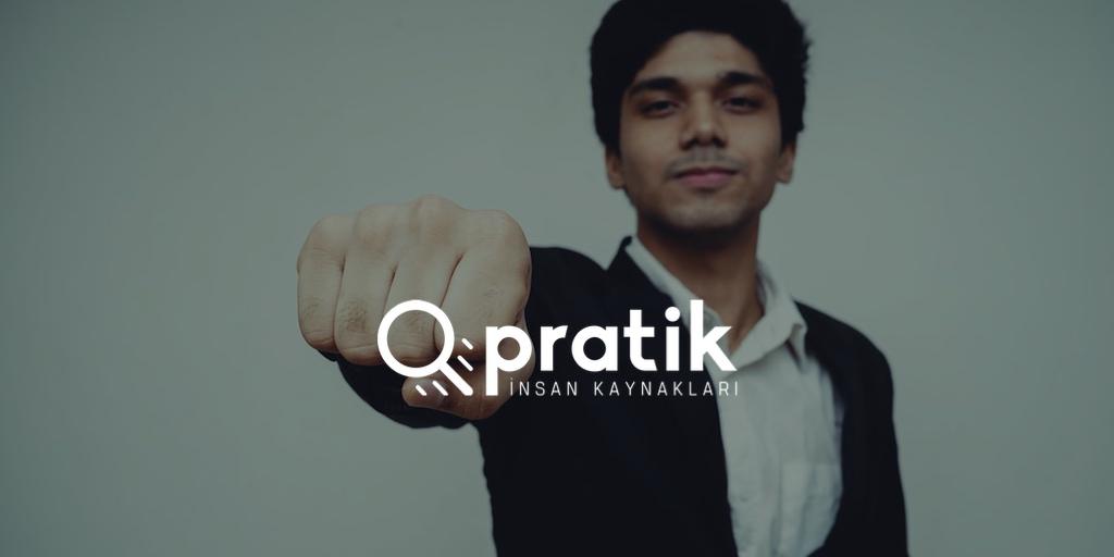 Elini yumruk yapan takım elbiseli adam